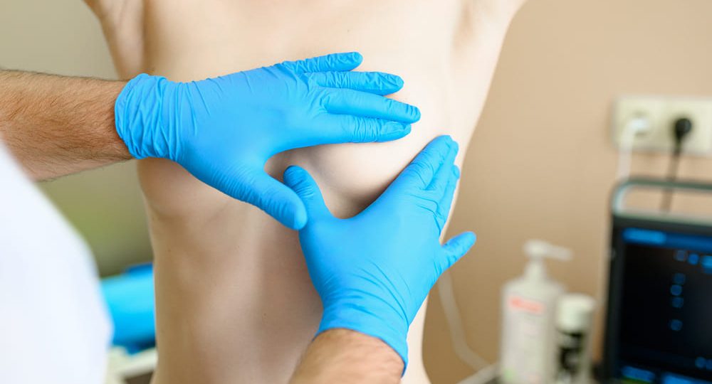 Reafirmación de senos tras la lactancia sin marcas visibles