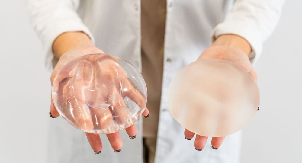 Tipos de implantes de senos y cómo influyen en tu día a día