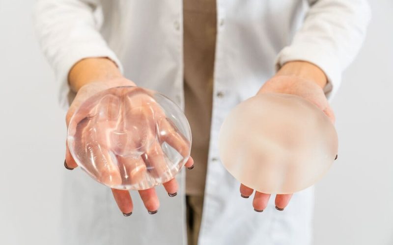 Tipos de implantes de senos y cómo influyen en tu día a día